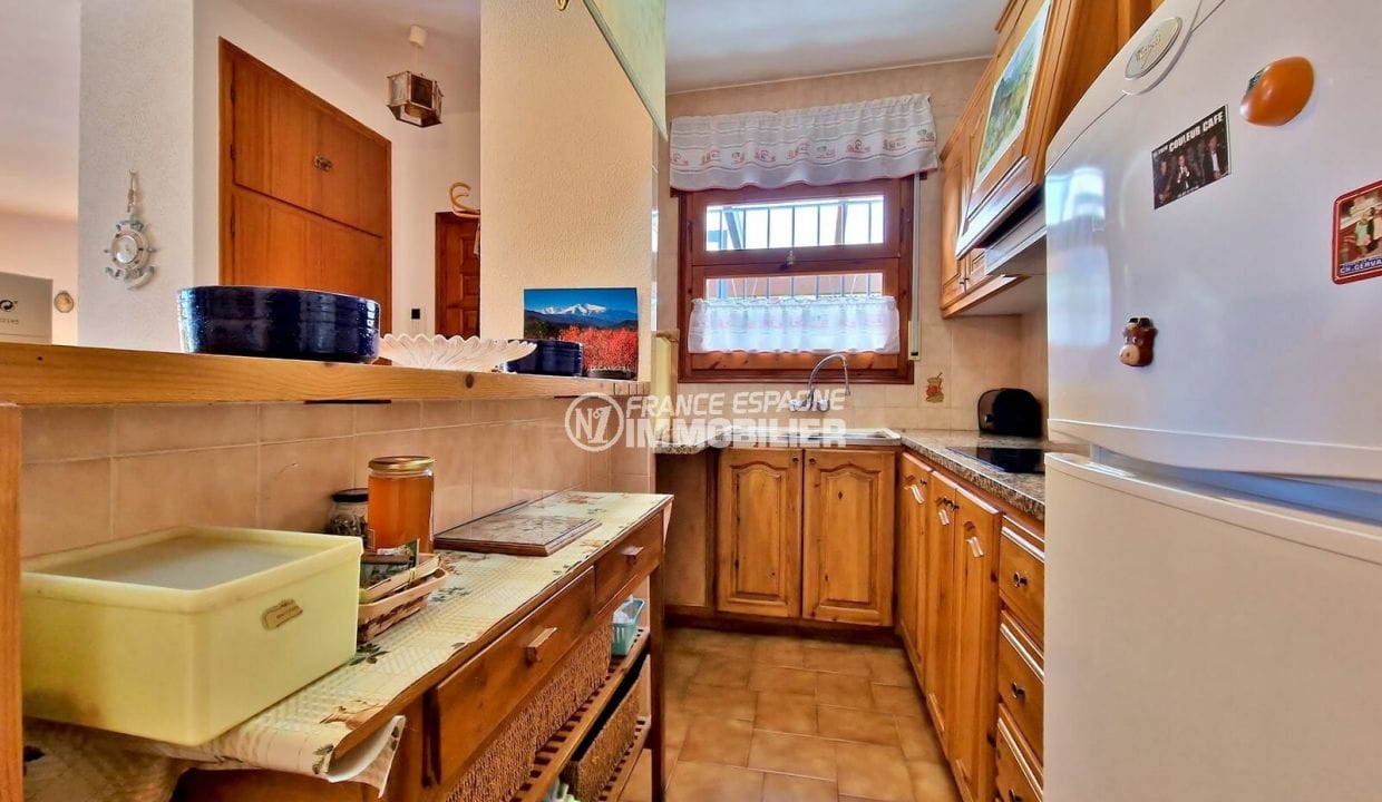 real estate in empuriabrava: 4-room villa in popular area 150 m², wooden kitchen