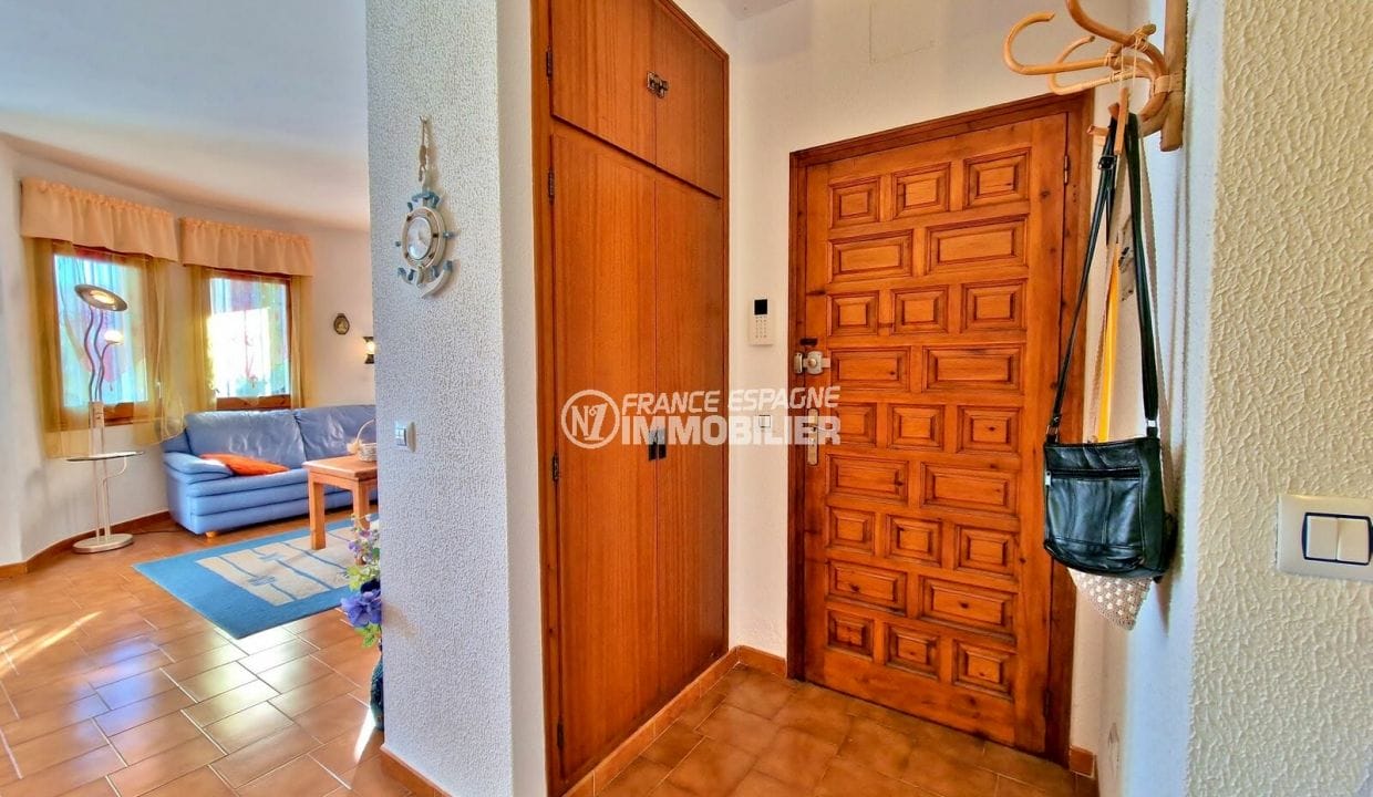 empuria immo: 4-room villa in sought-after area 150 m², entrance hall with cupboard