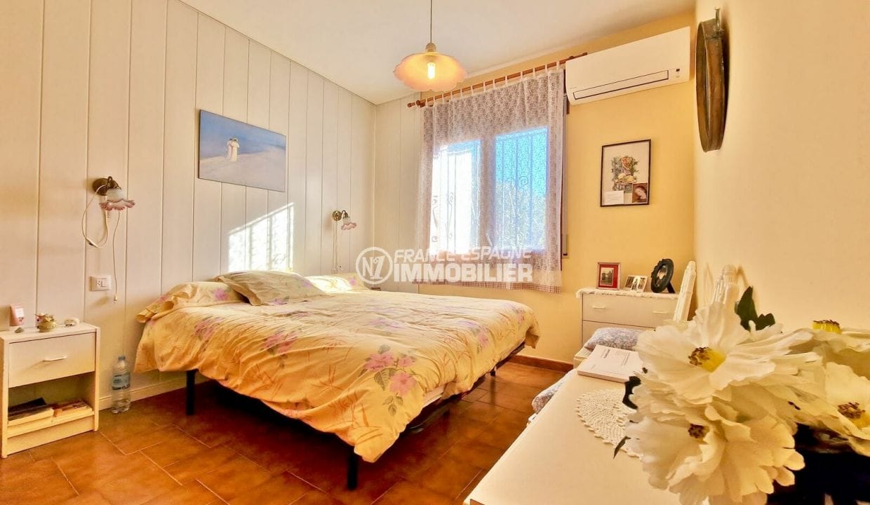 buy in empuriabrava: 4-room villa in sought-after area 150 m², first bedroom