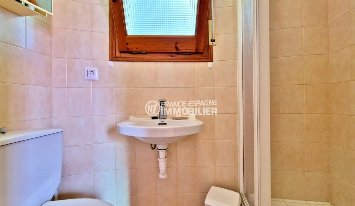 Casa en venda a Espanya a prop de la frontera francesa, 4 habitacions zona popular 150 m², bany amb dutxa, wc