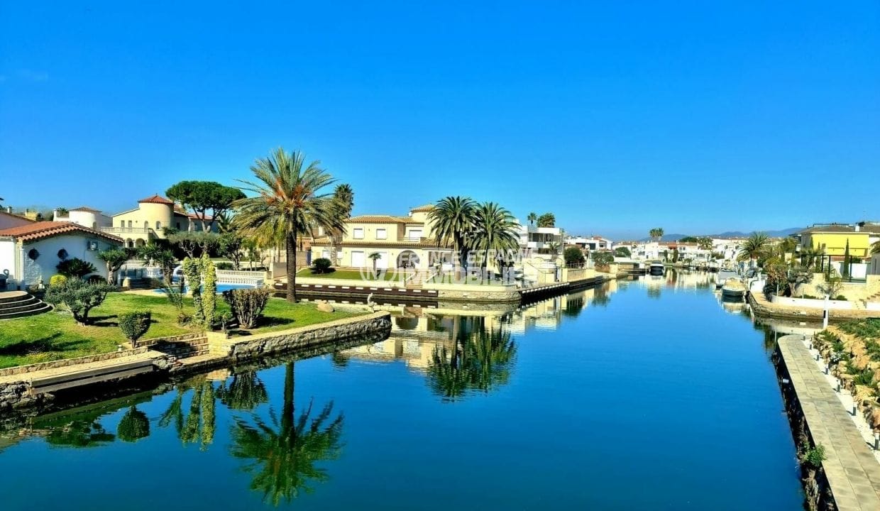 sales empuriabrava spain: villa 4 rooms prized area 150 m², canal large and its luxury villas