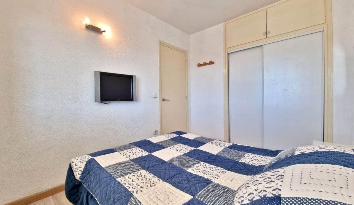 apartment for sale in rosas, 2 rooms canal view 45 m², bedroom with closet