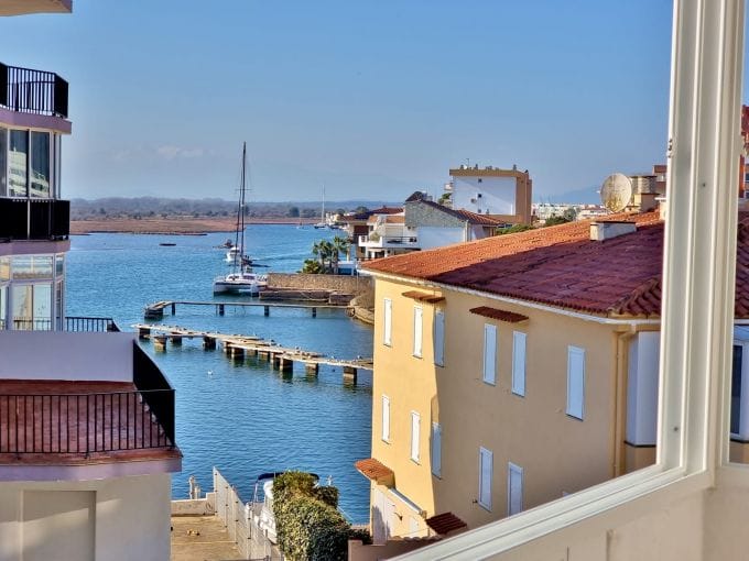 apartment for sale rosas, 2 rooms canal view 29 m², beach 100m, nice residence
