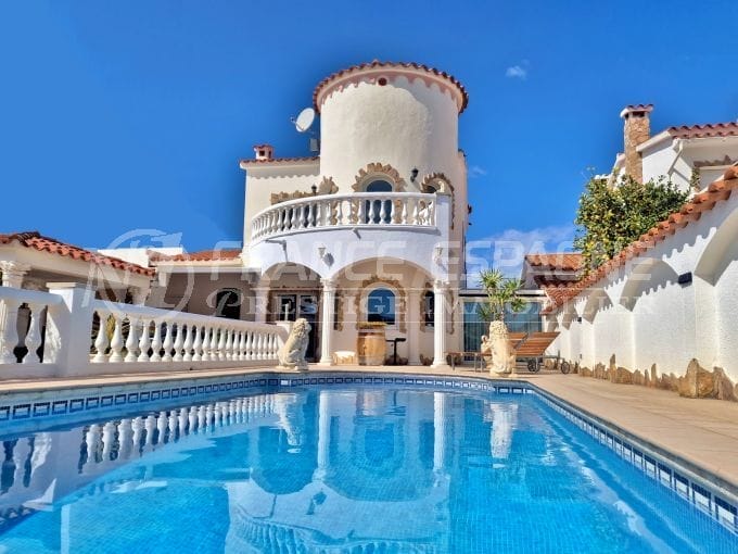 empuria brava real estate: 4-room villa with 12m mooring 176 m², swimming pool and garage