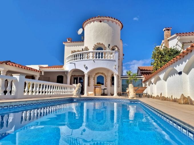 empuria brava real estate: 4-room villa with 12m mooring 176 m², swimming pool and garage