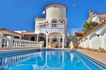 Immobiliària Empuria Brava: vila de 4 habitacions amb amarratge de 12m i 176 m², piscina i garatge