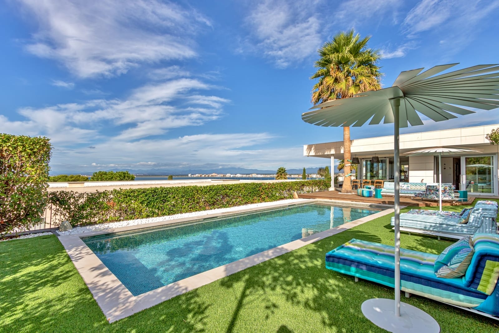 Roses - luxury property sea view, salt water pool, 2 garages, beach 300m