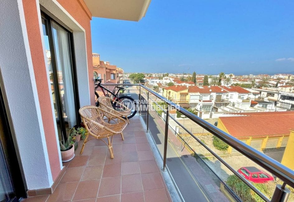 apartment empuriabrava, 3 rooms side sea view 55 m², covered terrace
