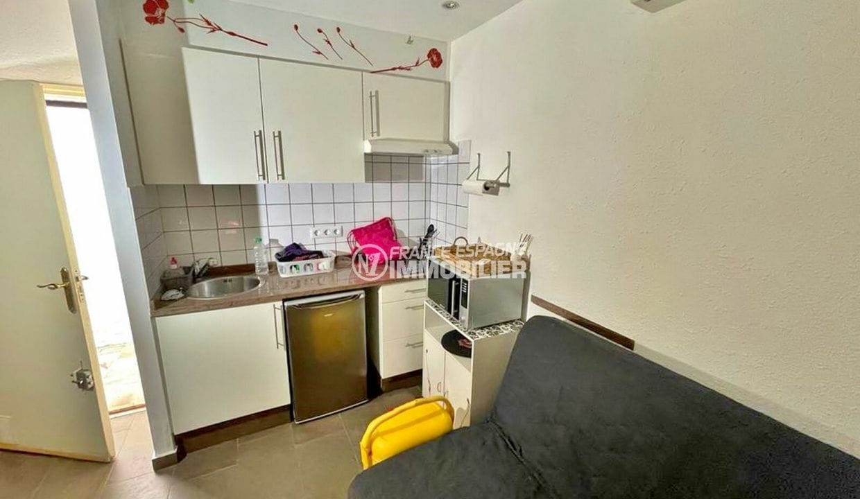 appartement empuriabrava,2 pièces plage 400m 32 m², coin cuisine blanche