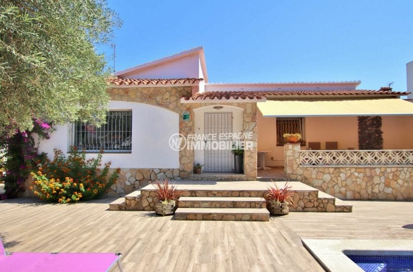 house for sale empuriabrava, 6 rooms swimming pool and garage 176 m², façade
