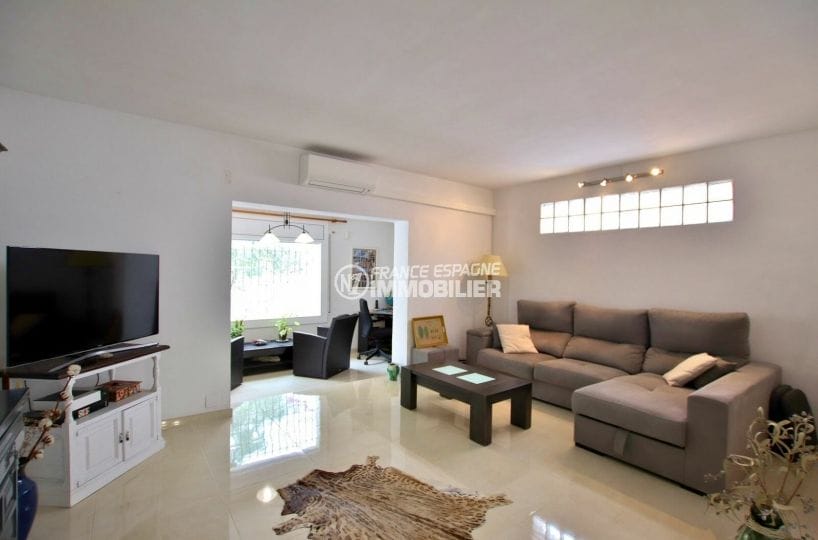 buy house empuriabrava, 6 rooms swimming pool and garage 176 m², living room
