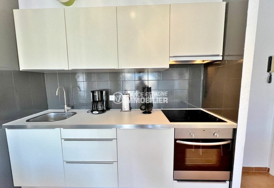 buy apartment empuriabrava,2 rooms beach 400m 34 m², white kitchen