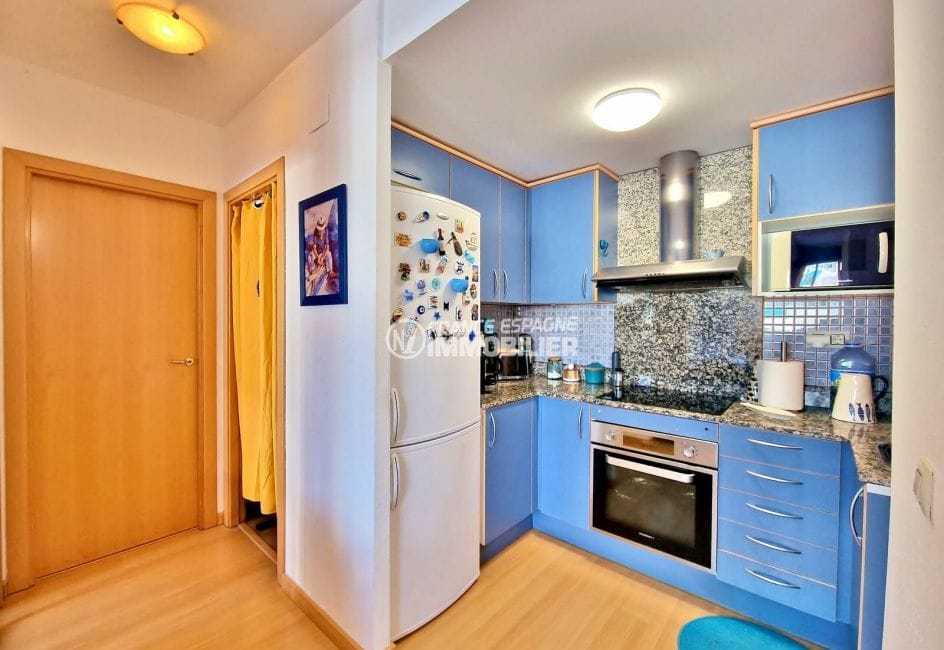 appartement à vendre à rosas espagne,2 pièces superbe terrasse 55 m², cuisine bleu