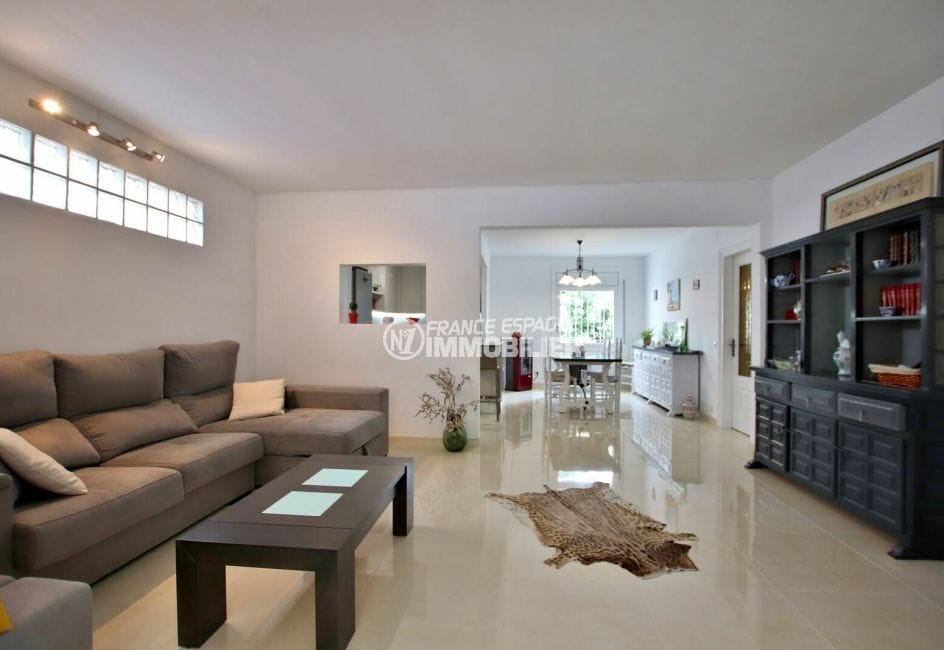 sale empuriabrava: villa 6 rooms swimming pool and garage 176 m², living room
