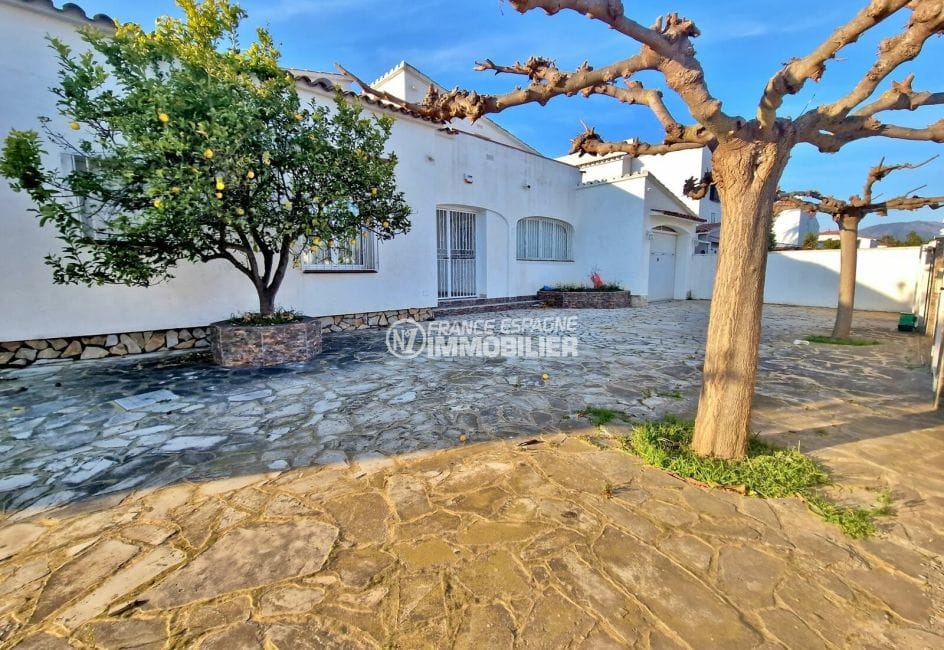 house for sale in empuriabrava, 7 rooms amarre 30 m 337 m², garage and driveway