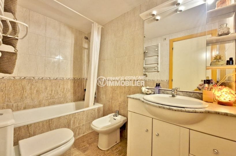 buy an apartment in empuriabrava, 3 rooms side sea view 55 m², bathroom, toilets