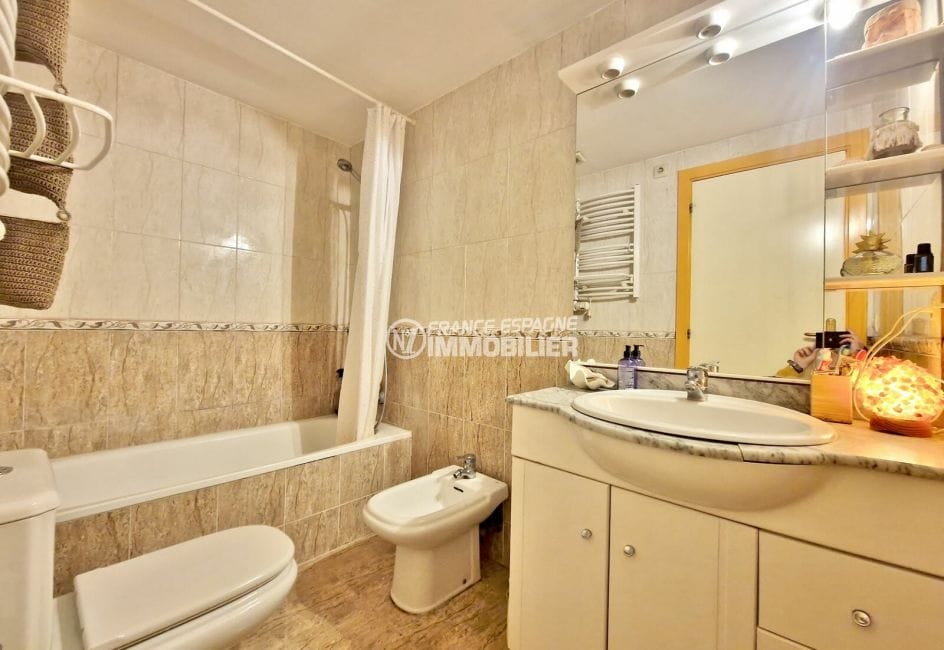 buy an apartment in empuriabrava, 3 rooms side sea view 55 m², bathroom, toilets