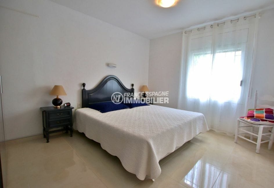 real estate in empuriabrava: villa 6 rooms swimming pool and garage 176 m², first bedroom