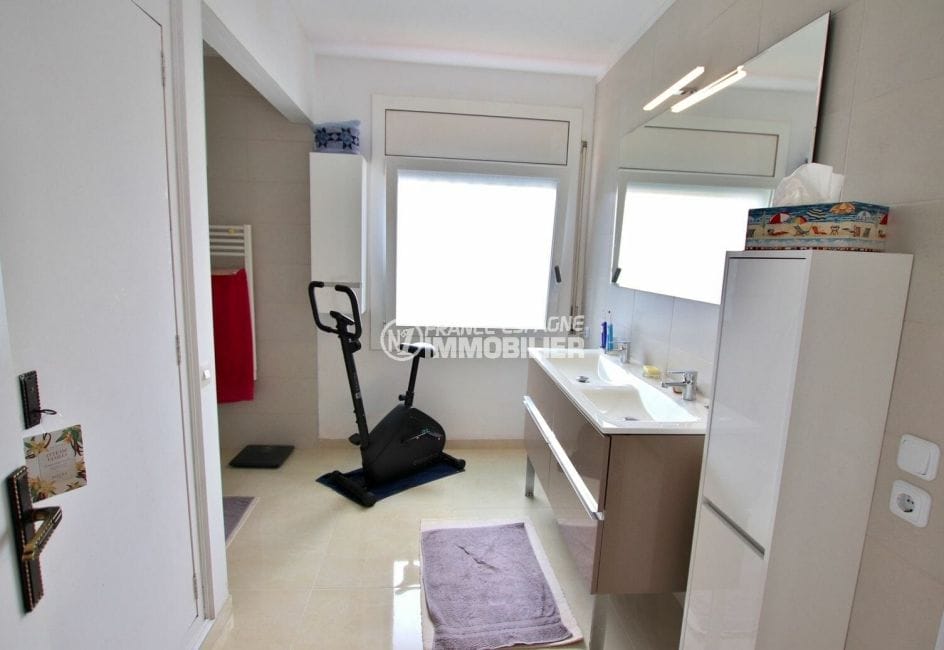 buy in empuriabrava: villa 6 rooms swimming pool and garage 176 m², 1st bathroom