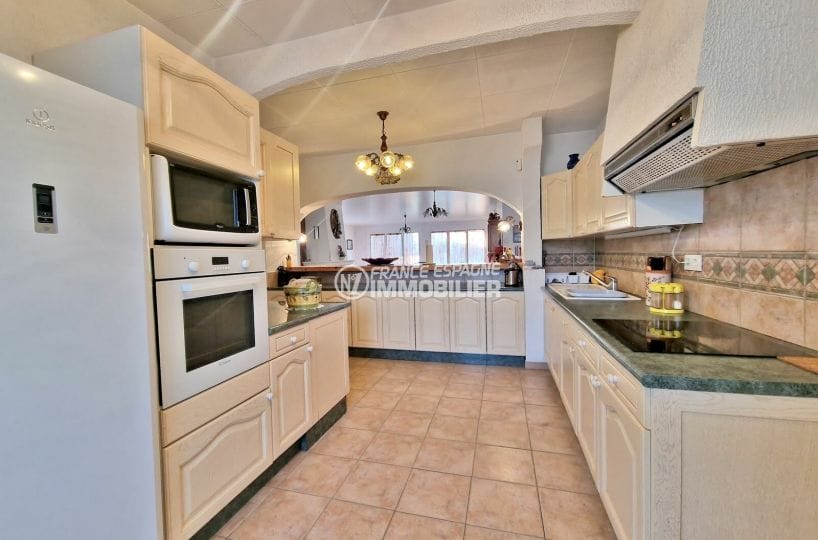 buy empuriabrava: villa 7 rooms amarre 30 m 337 m², corner kitchen