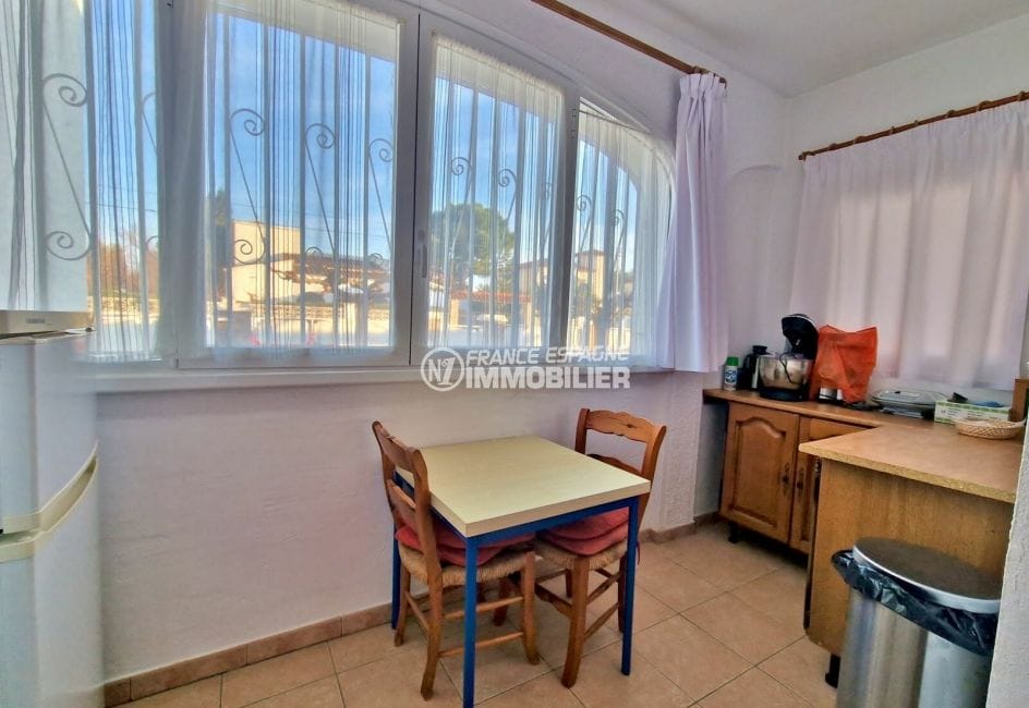 real estate in empuriabrava: villa 7 rooms amarre 30 m 337 m², back kitchen
