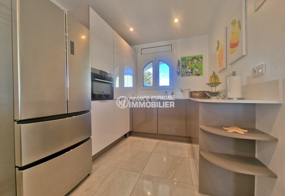 villa a vendre empuriabrava, 4 pièces avec 12m amarre 176 m², cuisine blanche et beige
