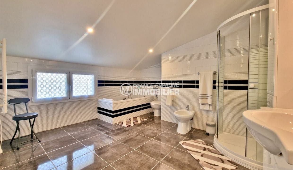 immocenter empuriabrava: villa 7 pièces amarre 30 m 337 m², 1er salle de bain
