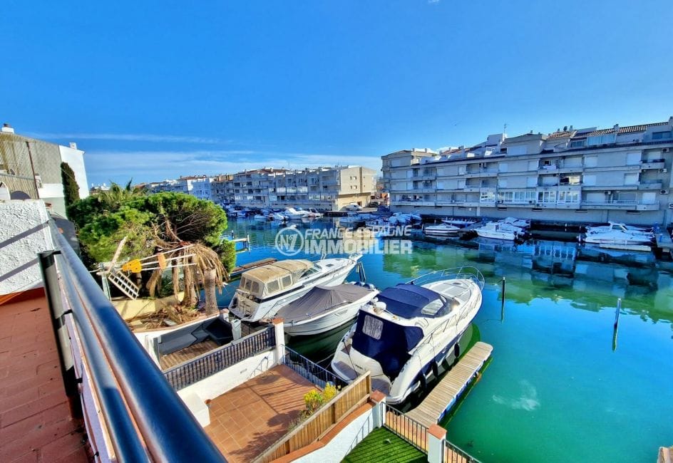 house in empuriabrava, 5 rooms with mooring 15x5m 155 m², canal view from solarium