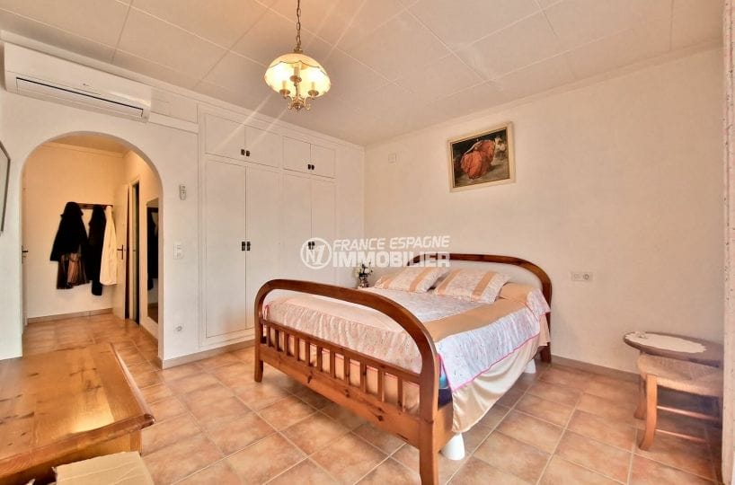 habitaclia empuriabrava: villa 7 rooms amarre 30 m 337 m², 2nd bedroom with closet