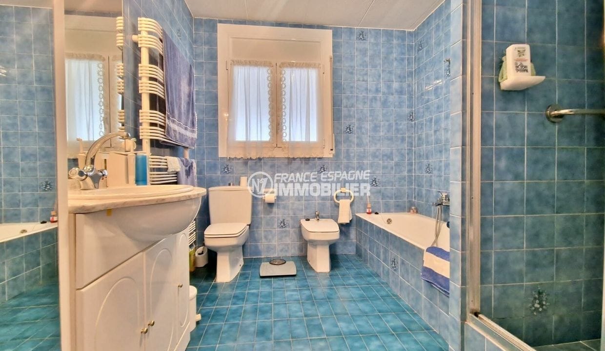 maison a vendre en espagne pres de la frontiere francaise, 7 pièces amarre 30 m 337 m², 3ème salle de bain