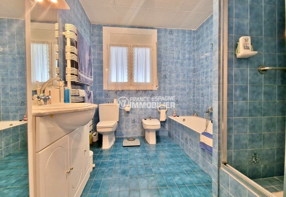 maison a vendre en espagne pres de la frontiere francaise, 7 pièces amarre 30 m 337 m², 3ème salle de bain