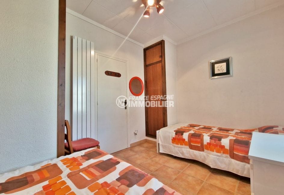 house for sale in empuriabrava with mooring, 7 rooms mooring 30 m 337 m², 6th bedroom with closets