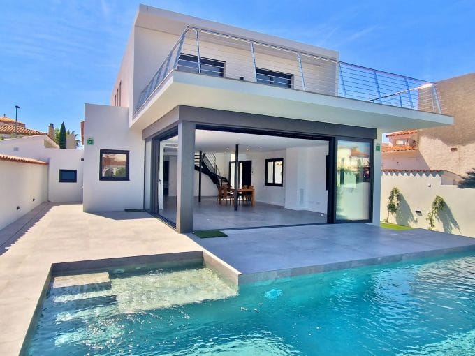 empuria brava real estate: contemporary 5-room villa 344 m², canal view, popular area