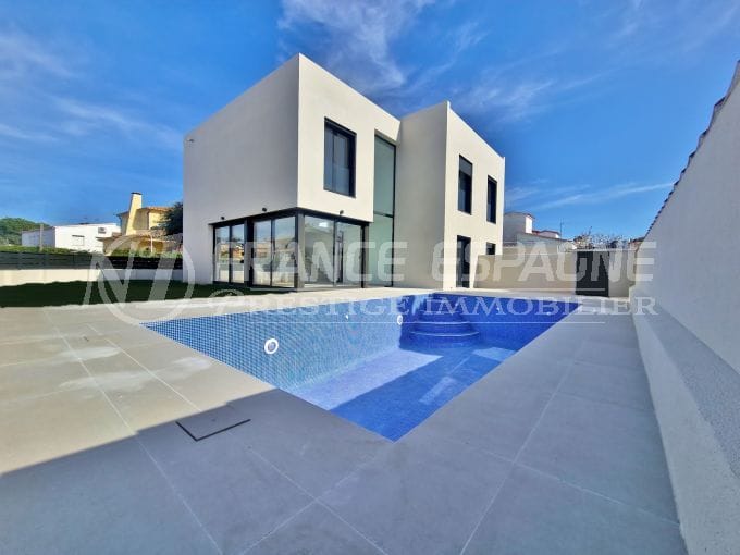 real estate empuria brava: villa 5 rooms new construction 166 m2, beach 600m