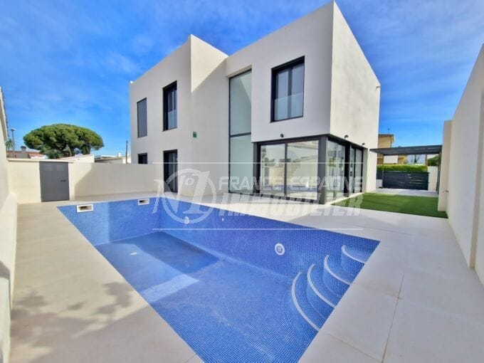 real estate empuria brava: new modern 5-room villa 163 m2, beach 600m