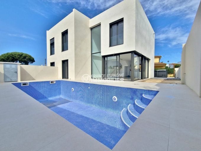 real estate empuria brava: new modern 5-room villa 163 m2, beach 600m