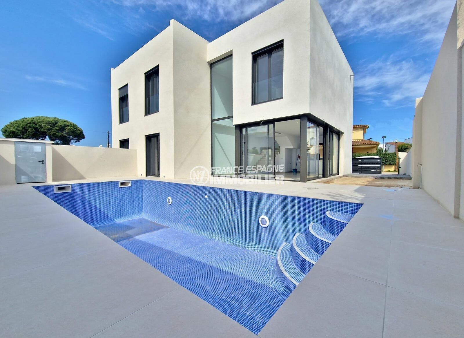 immobilier empuria brava: nueva villa moderna de 5 habitaciones 163 m2, playa 600m