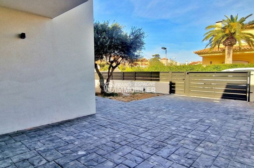 house for sale empuria brava, 5 rooms new construction 166 m2, parking in the courtyard