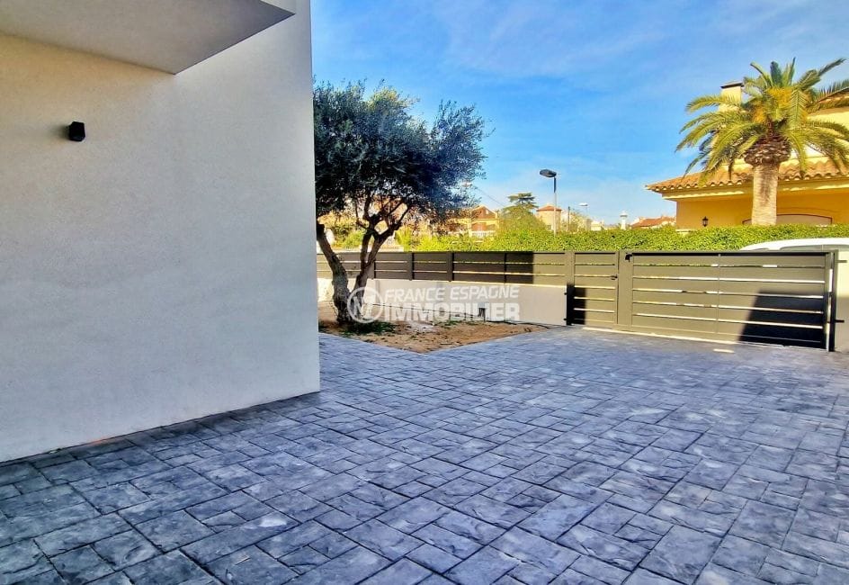 house for sale empuria brava, 5 rooms new construction 166 m2, parking in the courtyard