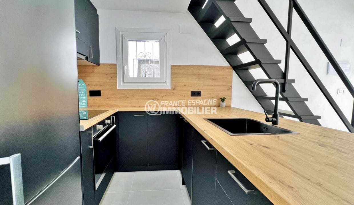 maison a vendre a empuriabrava, 4 pièces entièrement rénové 94m², cuisine noire et bois