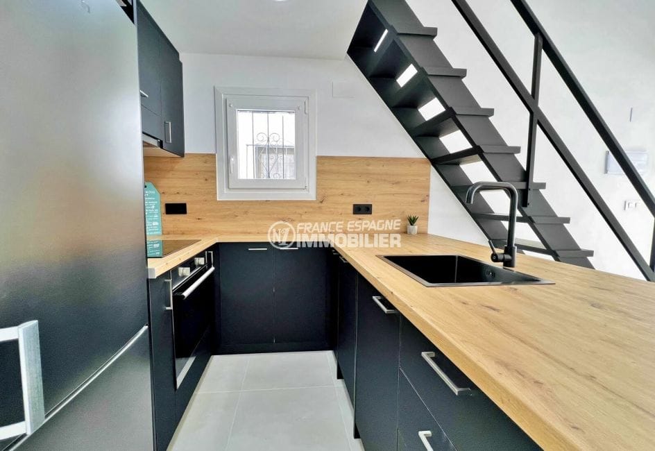 maison a vendre a empuriabrava, 4 pièces entièrement rénové 94m², cuisine noire et bois