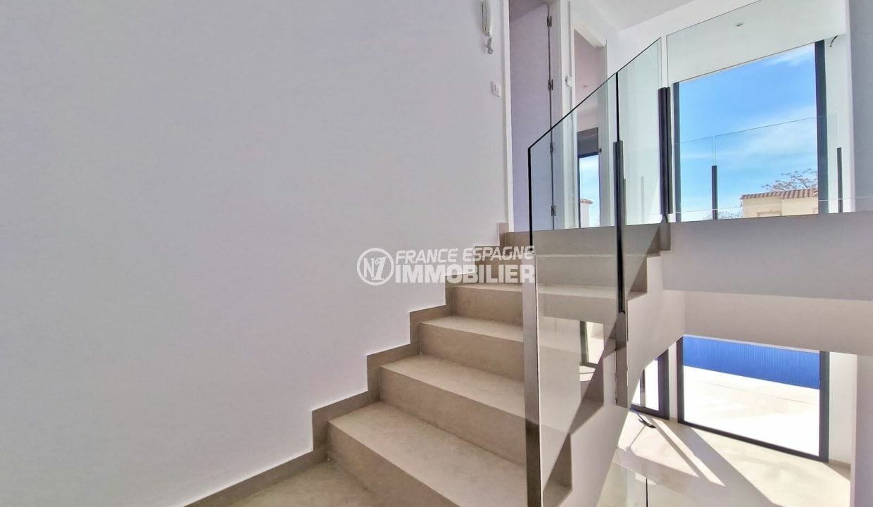 maison a vendre a empuriabrava, 5 pièces moderne neuve 163 m2, escaliers