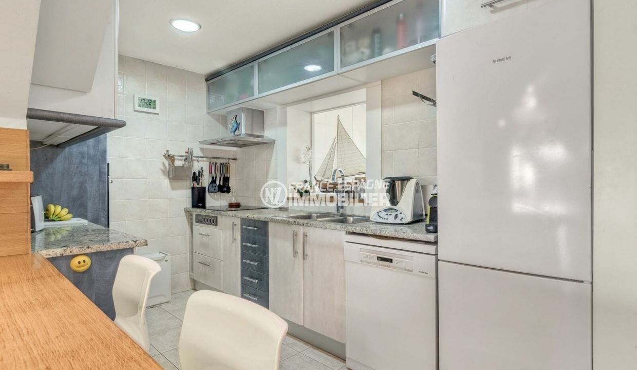 vente empuriabrava: villa 3 pièces amarre 5m 140 m², cuisine blanche