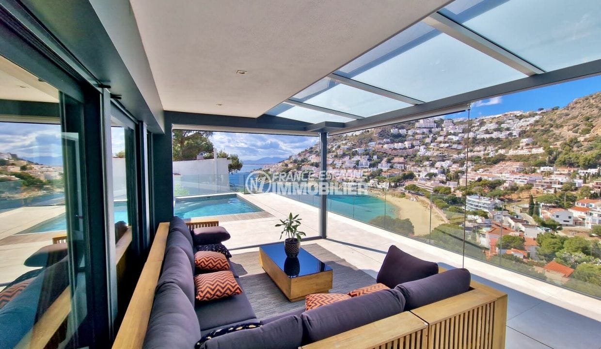 Comprar Roses Espanya: vila de 8 habitacions vista mar 641 m², saló menjador a la terrassa