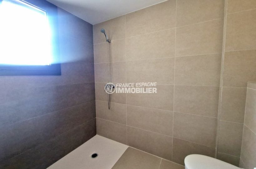 immocenter empuriabrava: chalet de 5 habitaciones de nueva construcción 166 m2, ducha italiana