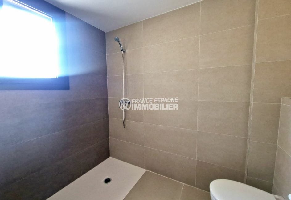immocenter empuriabrava: chalet de 5 habitaciones de nueva construcción 166 m2, ducha italiana