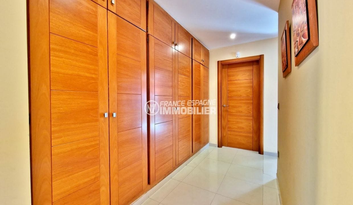 Xalet en venda Rosas Spain, 6 habitacions i gran parcel·la 276 m², passadissos amb armaris