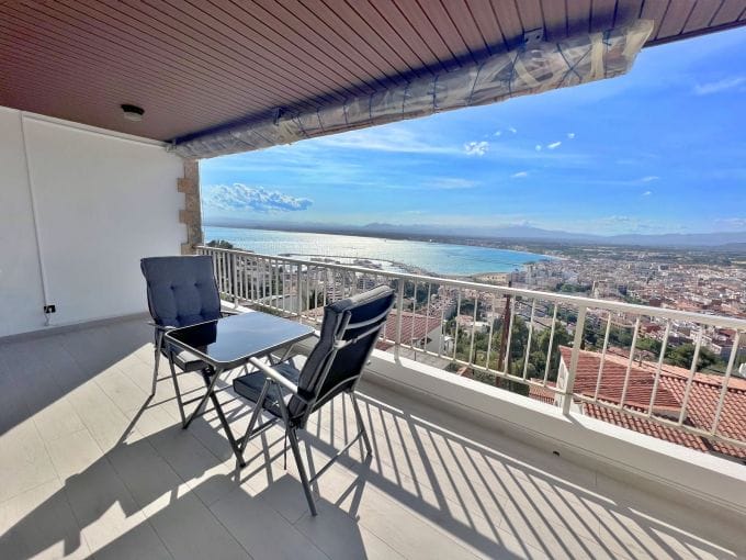 apartment for sale rosas, 3 rooms sea view 79 m², near beach and shops