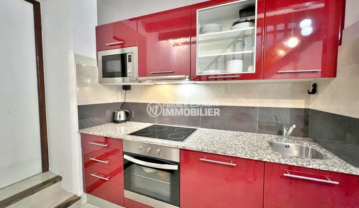 vente immobiliere rosas: villa 2 pièces rénové avec parking 37 m², cuisine rouge
