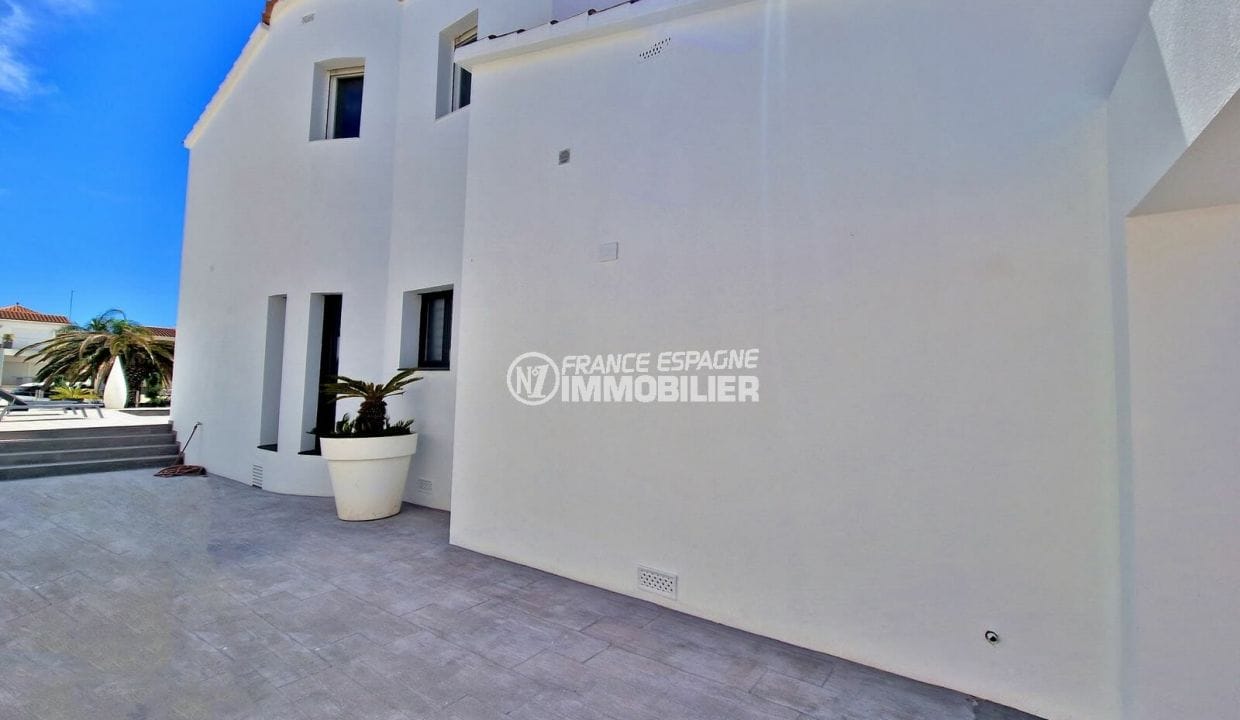 house for sale in empuriabrava, 5 rooms grand canal 174 m², side facade
